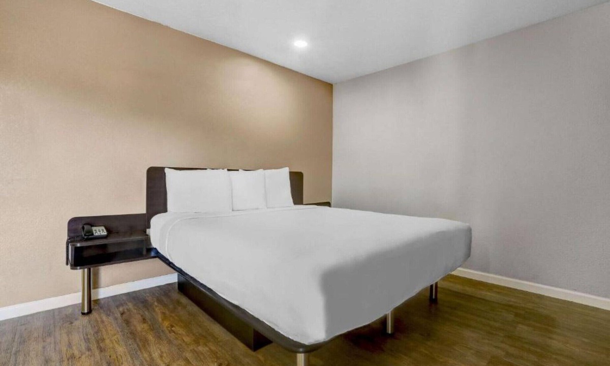 Ukiah Apartment | 1 King Bed|Nsmk,Balcony,Micfridge,Sofa-Bed