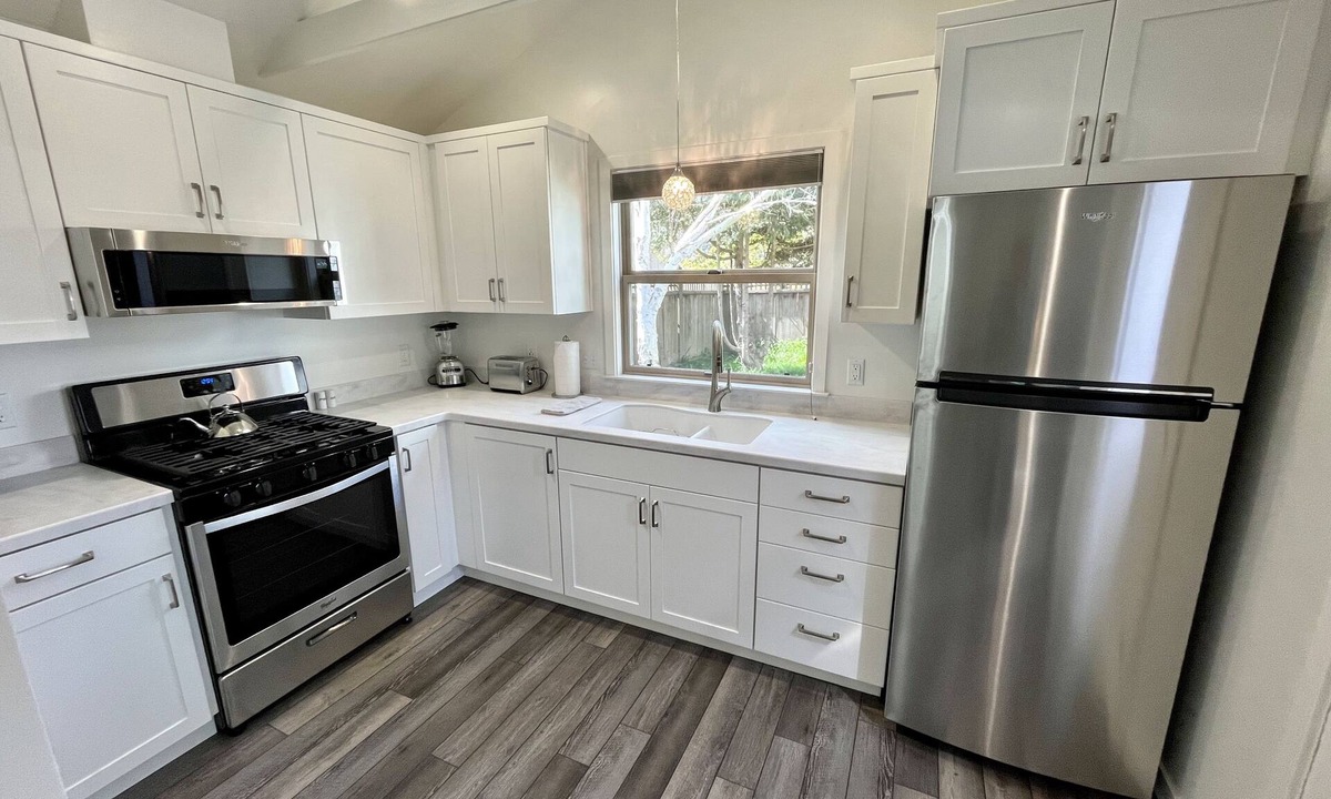 Arcata House | 11th Street Studio ~ New/Stylish & 3 blocks to Plaza!