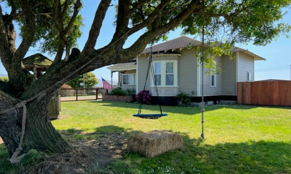Ferndale House | 1887 large Ferndale Farmhouse with amazing views! Completely updated.
