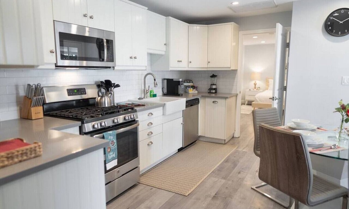 Grandview House | 1BR *HOUSE* in GLENDALE with PRIVATE FENCED YARD (p55)