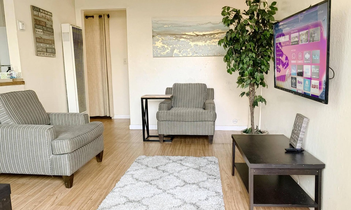 North Oak Park Apartment | 2 Bdrm Ground Floor Apt with Big Privacy - Perfect for a Traveling Pair