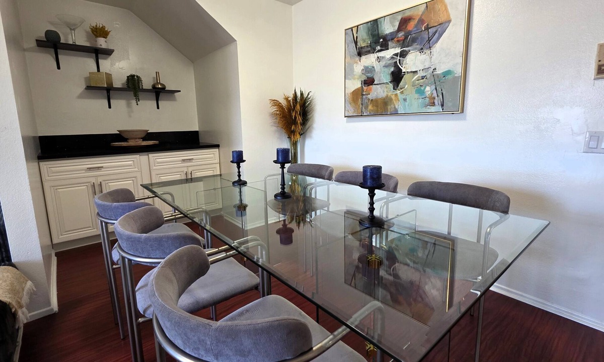 Beverly Hills Apartment | 2 Bedroom + 2 bath apt 5 minutes from Rodeo Dr. Walk to Restaurants and Markets