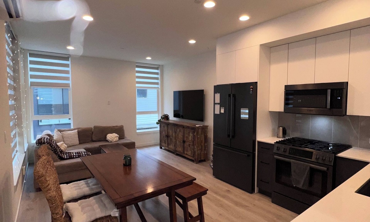 West Woodland House | 2-bedroom townhome in enchanting Seattle with cool AC