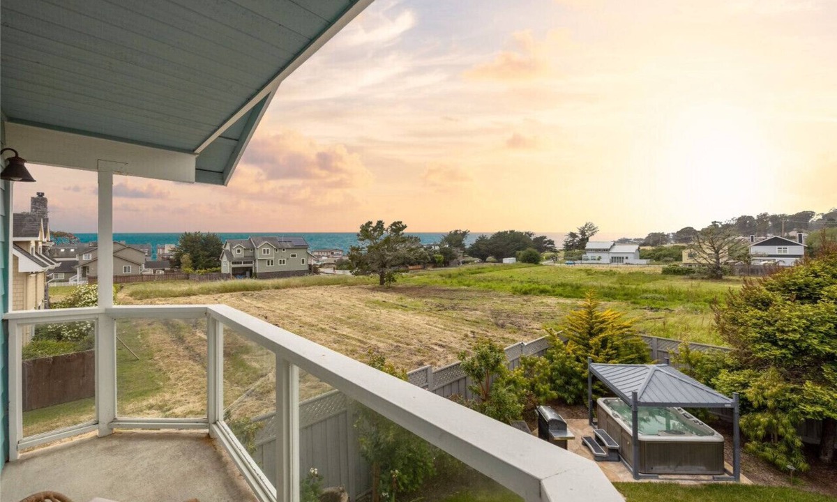 El Granada House | 2 Blocks to ocean, steps to beach, ocean view, coastal trail, BBQ