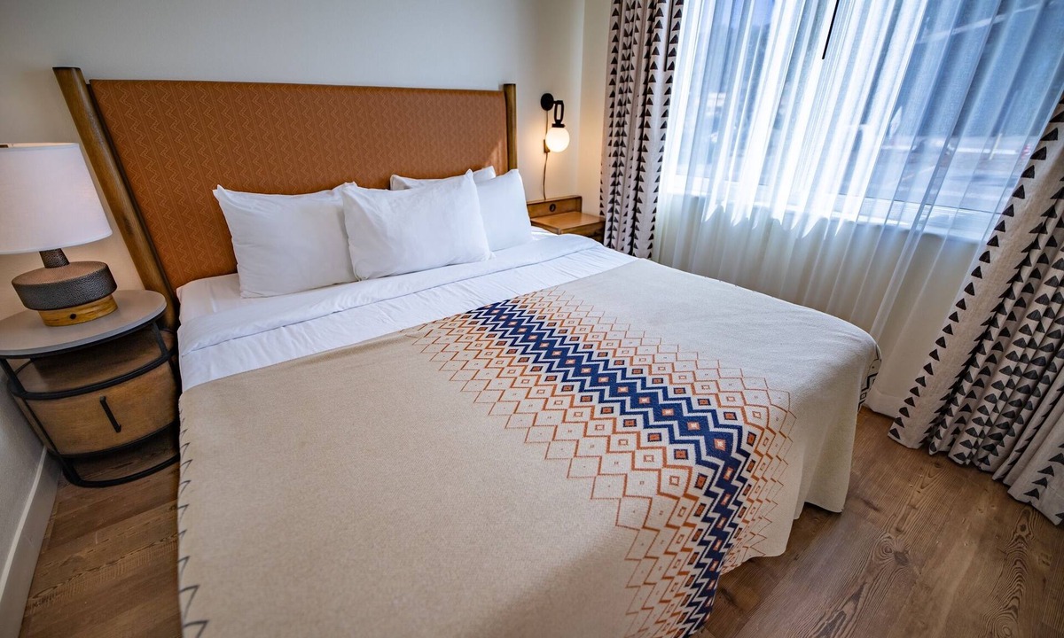 Mammoth Lakes Hotel | 2 Nature-Focused Alpine Rooms Near Devils Postpile and Mammoth Ski Trails