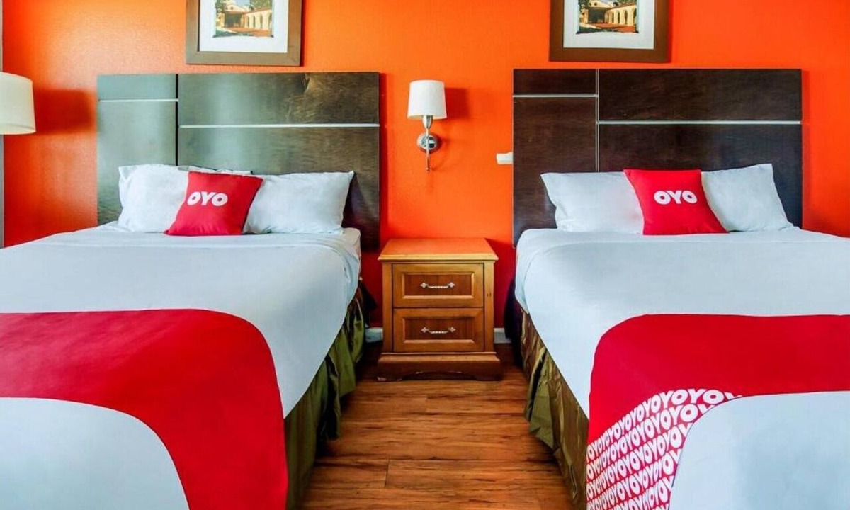 Ridgecrest Apartment | 2 Queen Beds Non-Smoking