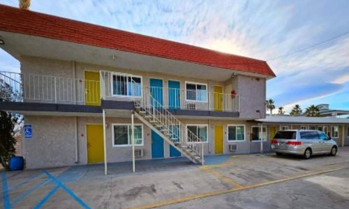 Ridgecrest Apartment | 2 Queen Beds|Non-Smoking