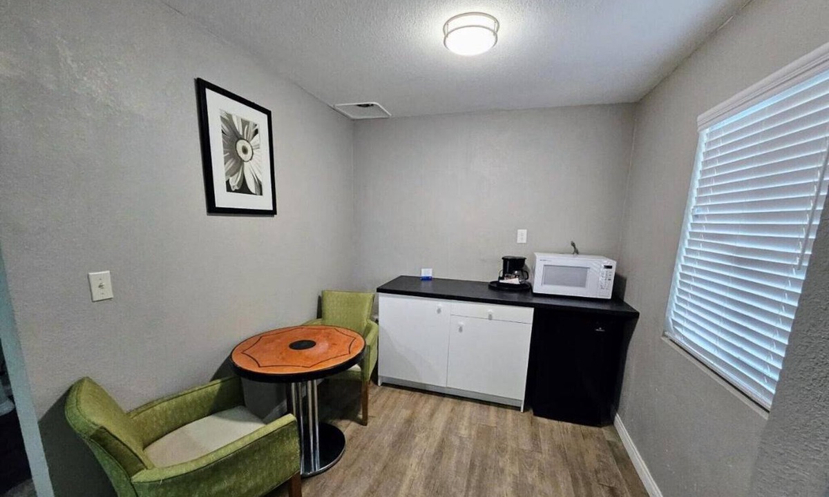 Ridgecrest Apartment | 2 Queen Beds with Kitchenette|Nsmk