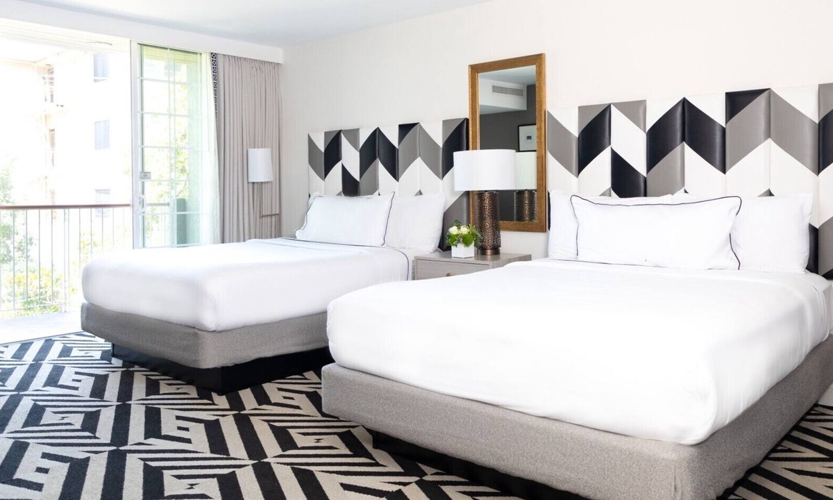 Norma Triangle Hotel | 2 Queen Suite with Balcony near Sunset Strip Beverly Hills Hollywood Nightlife