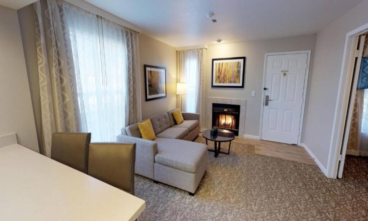 Newark Hotel | 2 Suite Perfect for Couples Exploring Silicon Valley | Free Breakfast