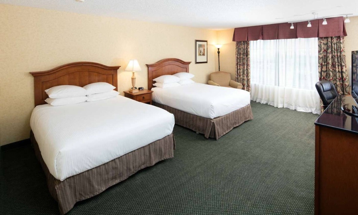 Downtown Hotel | 2 Units | 2 Spacious Private Rooms w/Relaxing Surroundings Near Downtown Eureka