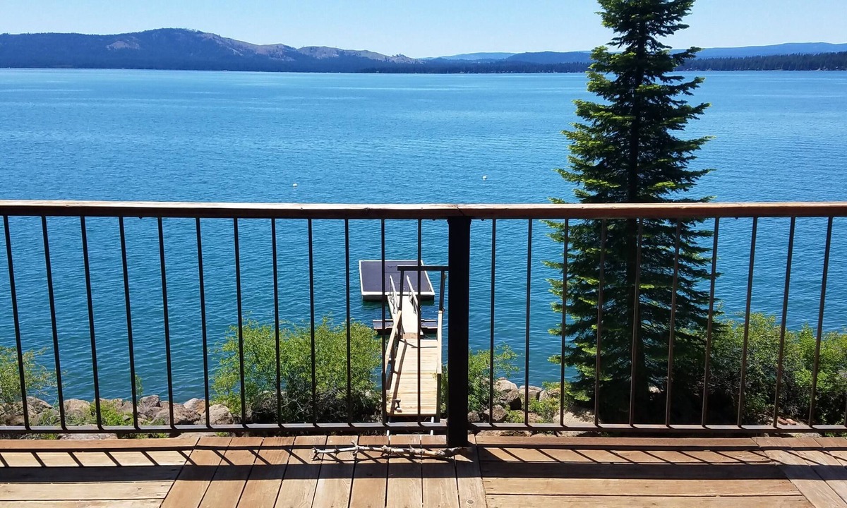 Westwood Cabin | 3-bedroom lakefront pet-friendly cabin in Lake Almanor with private dock