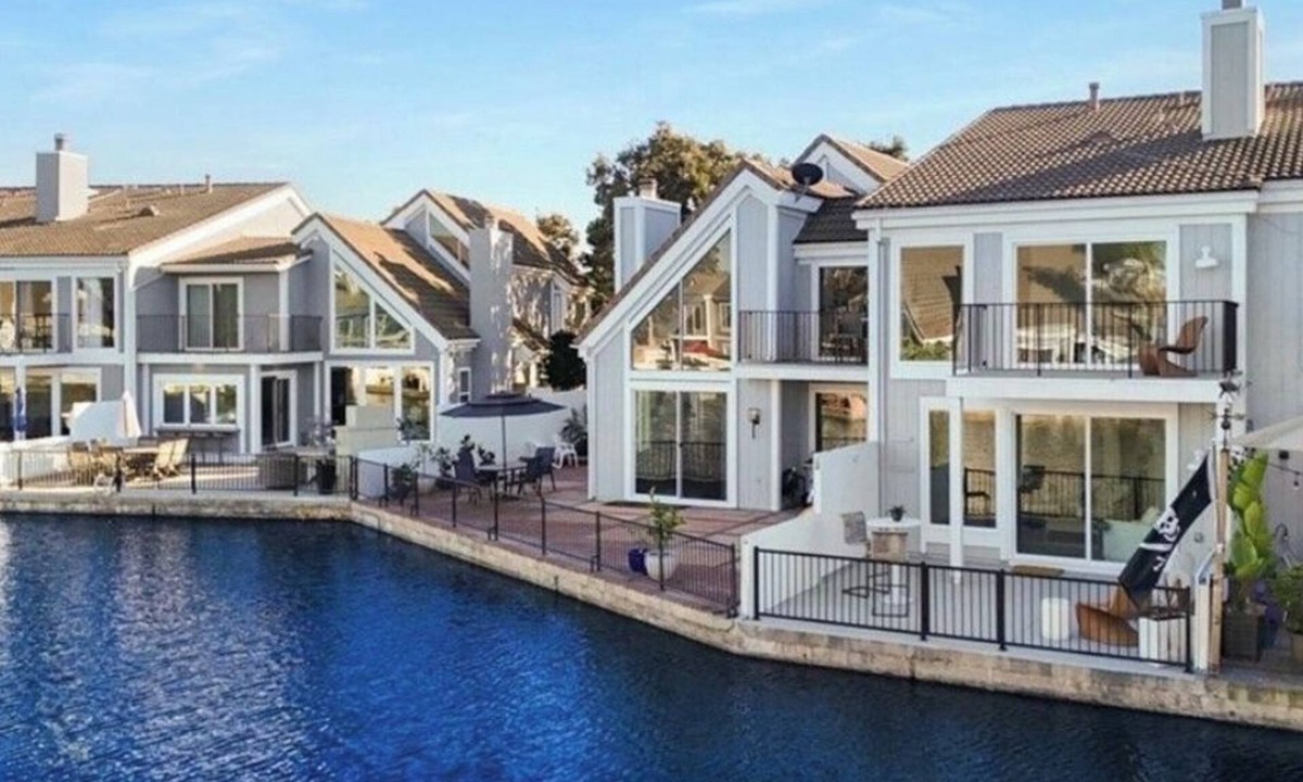 Huntington Beach House | 3-Bedroom Townhome in Huntington Beach with 1 Bedroom Downstairs