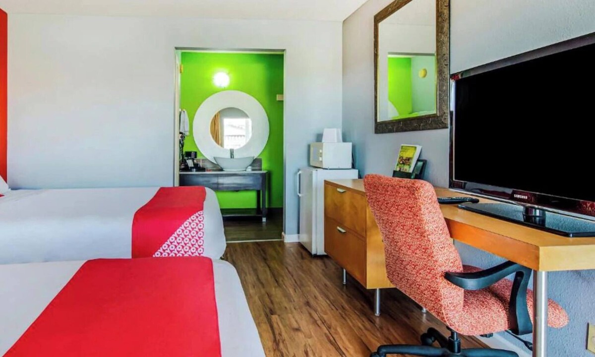 Ridgecrest Hotel | 3 Private Rooms with Cable TV & Refrigerator Near Death Valley and Sequoia Park