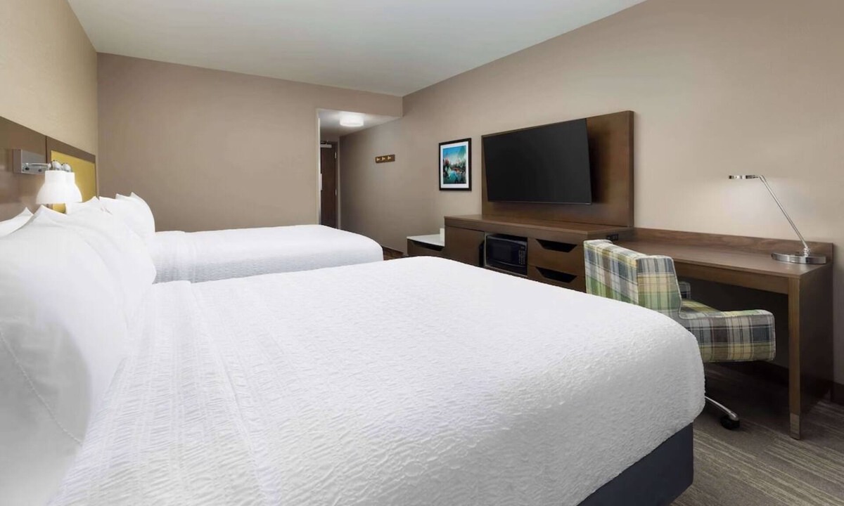 Oakhurst Hotel | 3 Units | Yosemite Relaxation Spot: Breakfast, Pool & Hot Tub for Your Stay
