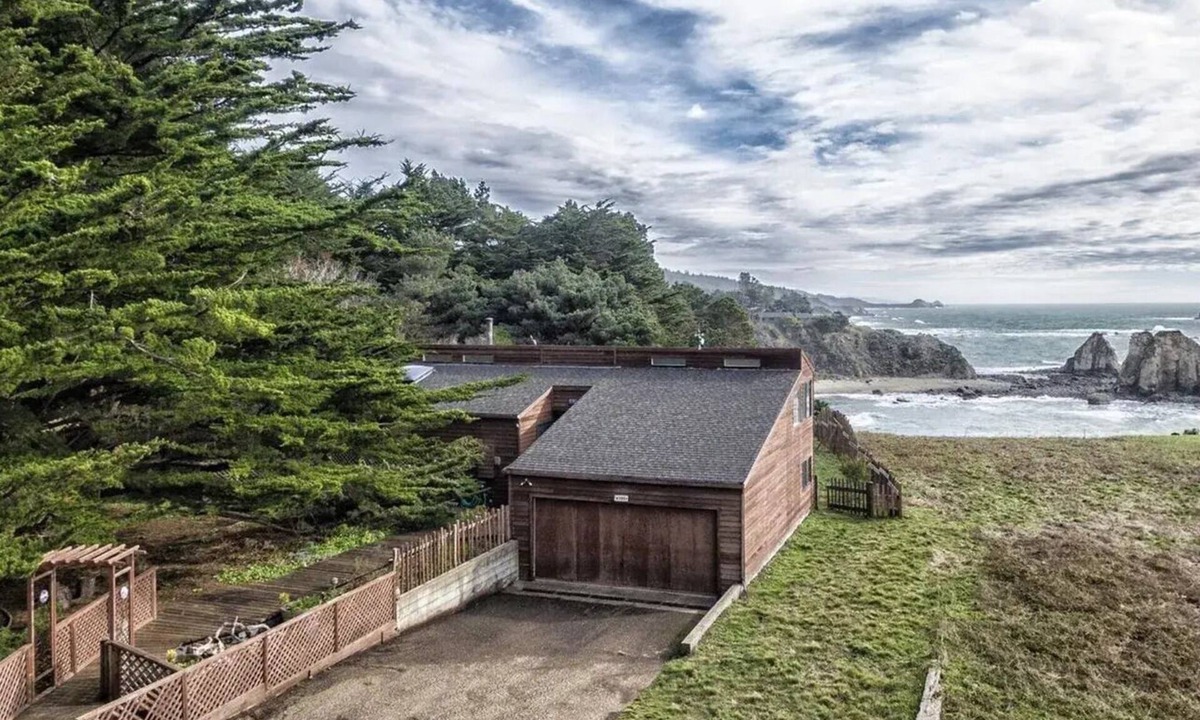 Gualala House | 3BR/1.4 BA Oceanfront Beach house in Gualala with private access to beach