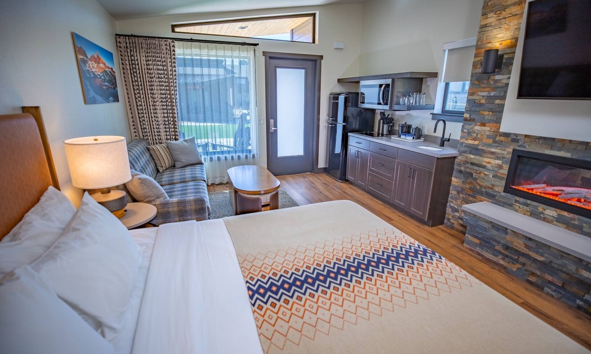 Mammoth Lakes Hotel | 4 Alpine Cabins w/Free Parking, Steps from Adventure & Mammoth Ski Shuttle Stop