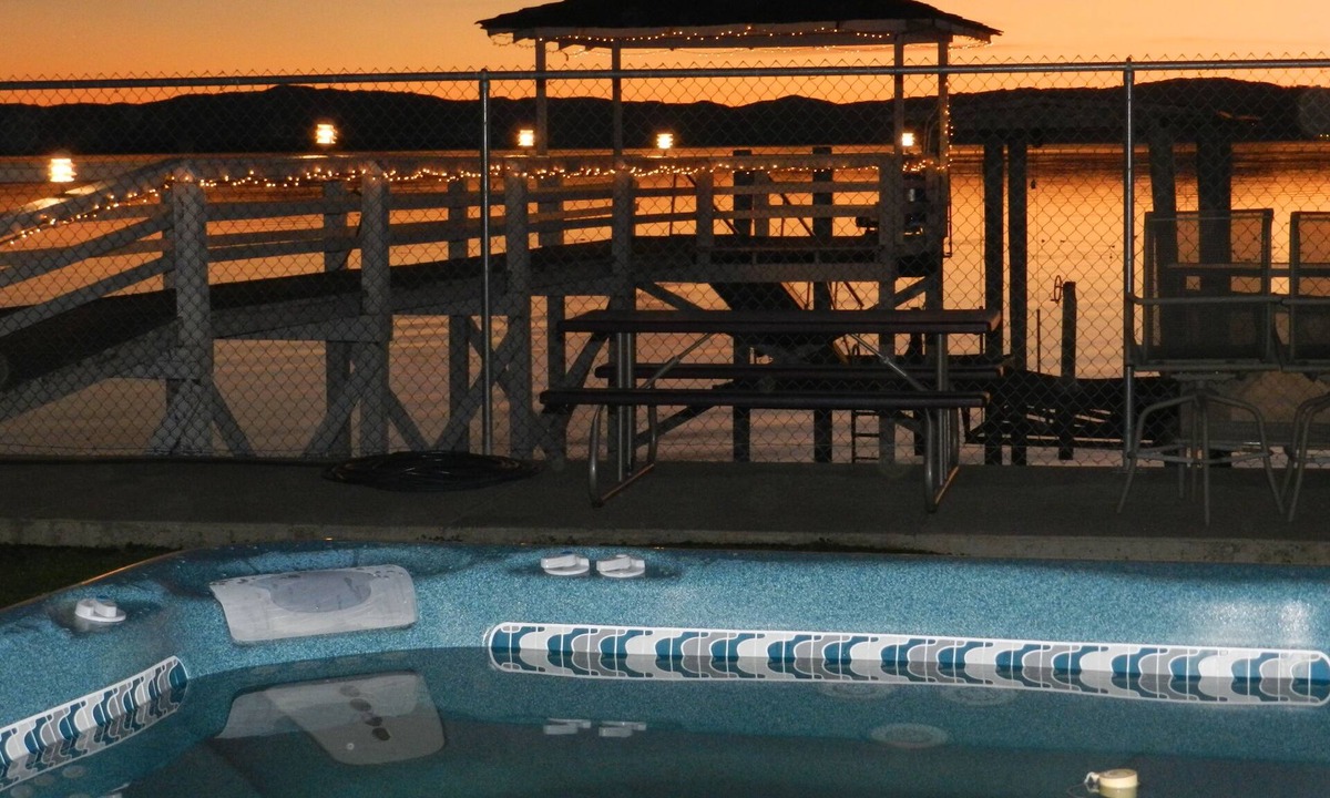 Lucerne House | 4 Bedroom 3 Bath Lakefront Clear Lake 7- 20 TO 8- 6 10% OFF ANY 3 NIGHT STAY