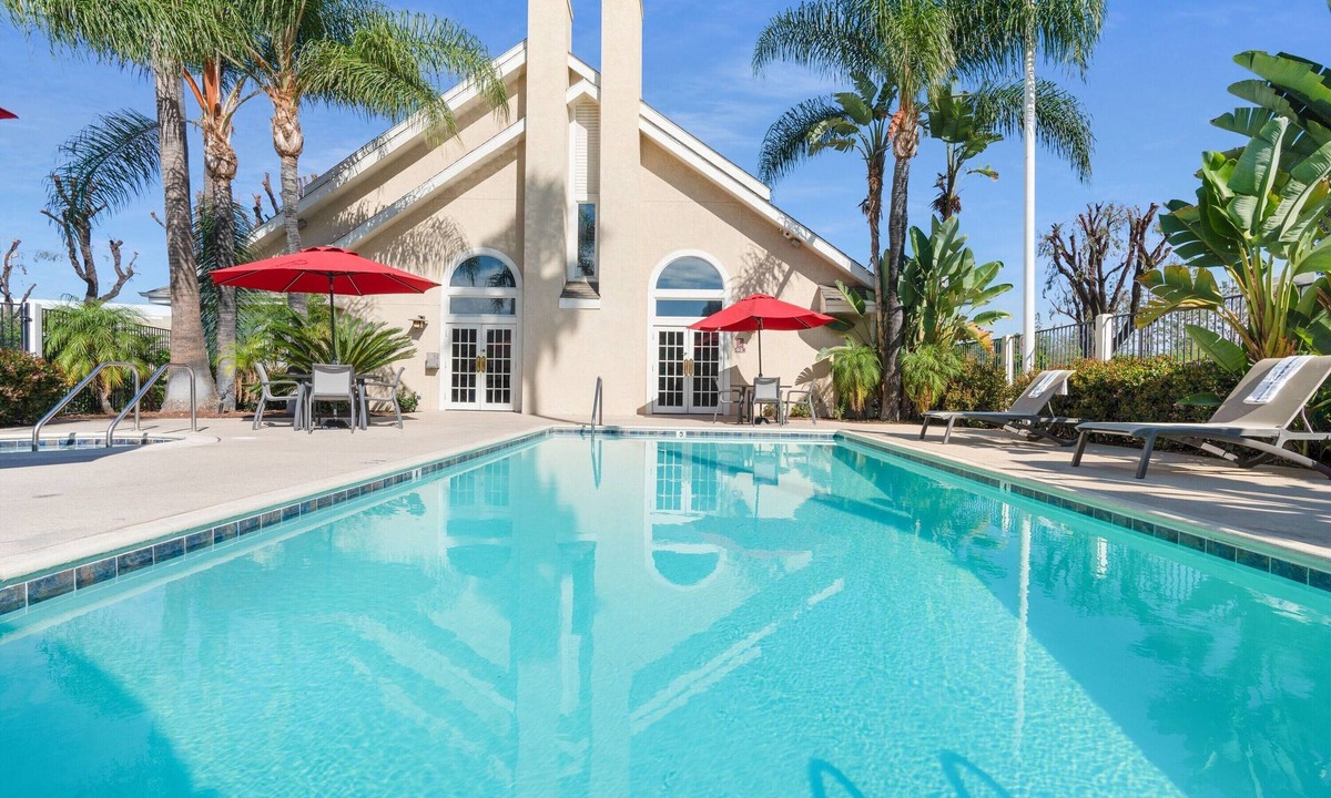 Brea Hotel | 4 Units: Full Kitchen Suite, Pool, Free Breakfast | 1.1 Mi to Brea Sports Park