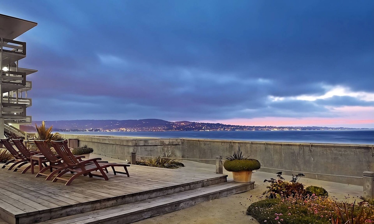 Monterey House | 4 x Deluxe Ocean Front Two Queen Room at Monterey Tides