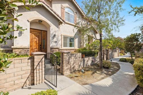 Duarte Apartment | 4Bed 3Bath Modern Townhouse - Four bedrooms near Pasadena, LA