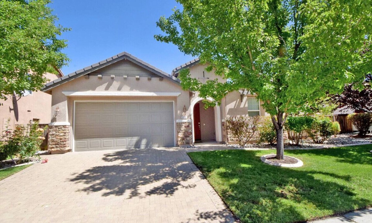 Reno House | 4BR, Garage, King Suite, 20 min to Lake Tahoe/Reno
