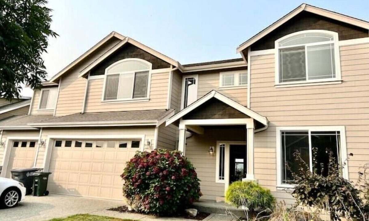 Sumner House | 5BR home, fire place, & plenty of space! 30 mi from Lumen Field