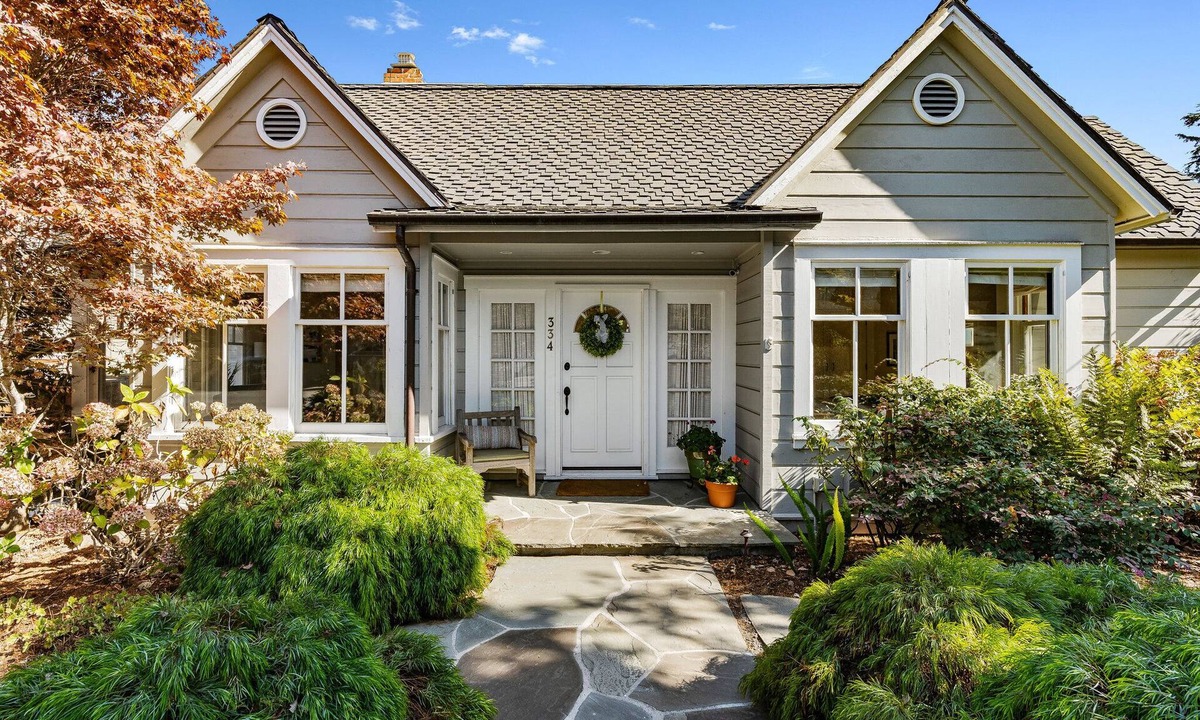 Eastside Santa Cruz Cottage | 5BR Santa Cruz Beach House — Steps to Twin Lakes Beach - Deck & Yard - Sleeps 12