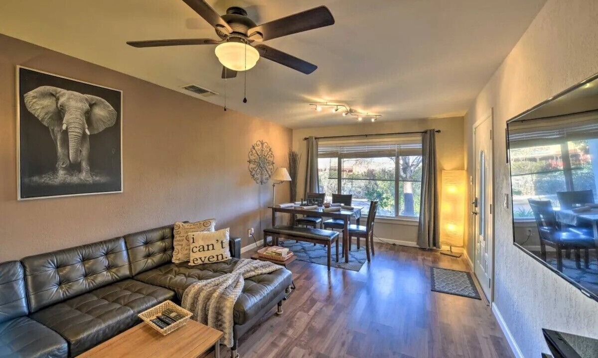 Sacramento House | Adison Gold: 2BR w/Fully Fenced Yard, Barbecue and pet friendly, Near Downtown