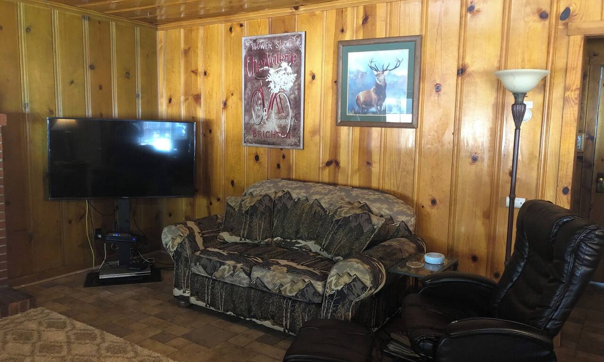 Al Tahoe Cabin | Adorable 2-bedroom cabin in South Lake Tahoe perfect for getaway.