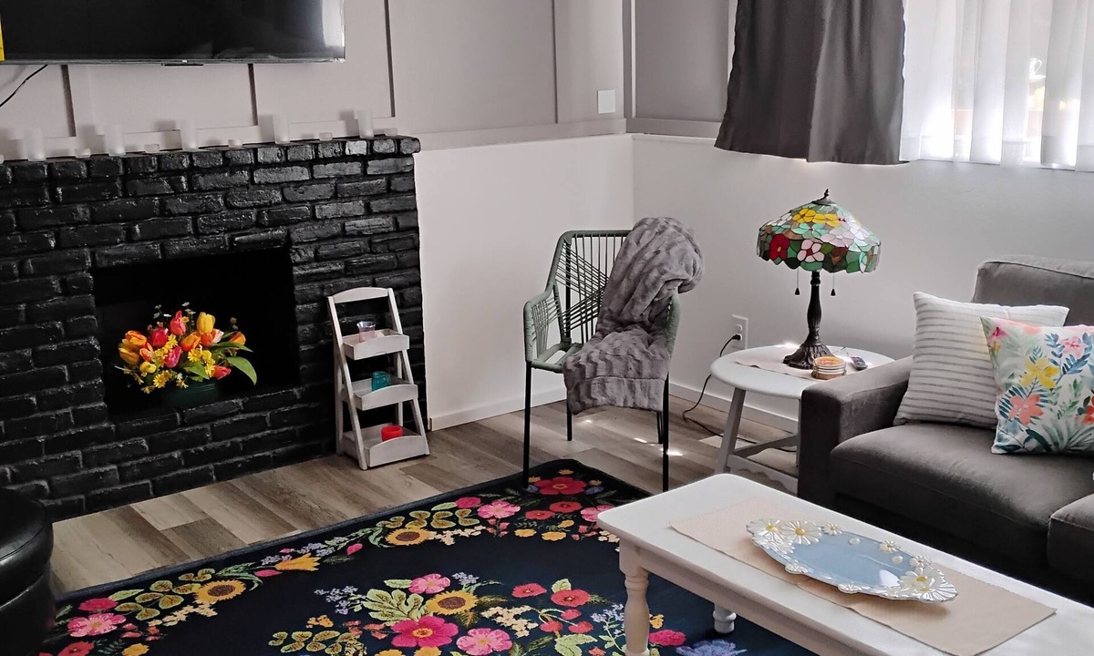 Nevada - Lidgerwood Apartment | Adorable 2 bedroom apartment, with secure off street parking and onsite laundry.