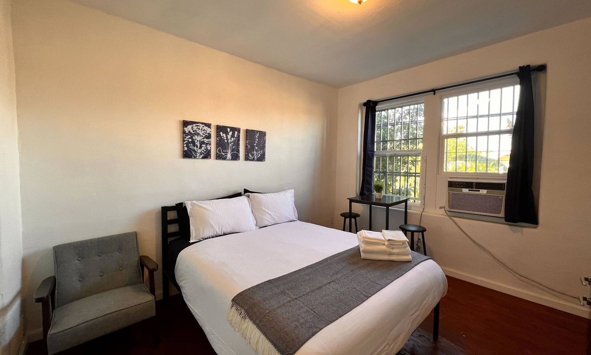 Westlake Apartment | Adorable studio with AC in sunny Los Angeles