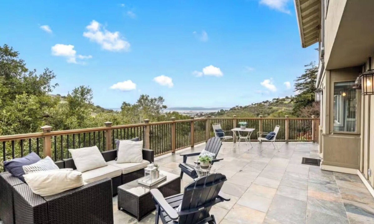 Belmont House | Amazing 4-bedroom 3Bath house with AC in charming Belmont