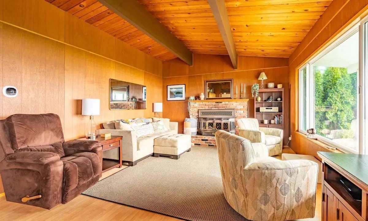 Rollingbay House | An Exciting Salish Escape w/Waterfront View