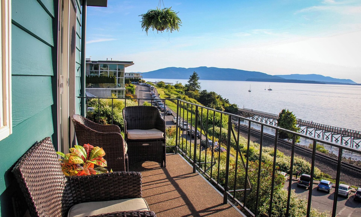 South Hill Apartment | Bayside Apartment #4- Top Floor Waterfront Views above Boulevard Park