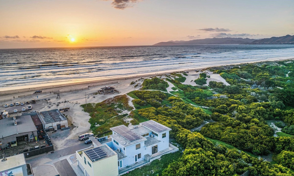 Oceano Cottage | Beachfront 2BR w/Deck, Views & Direct Sand Access Strand Way A