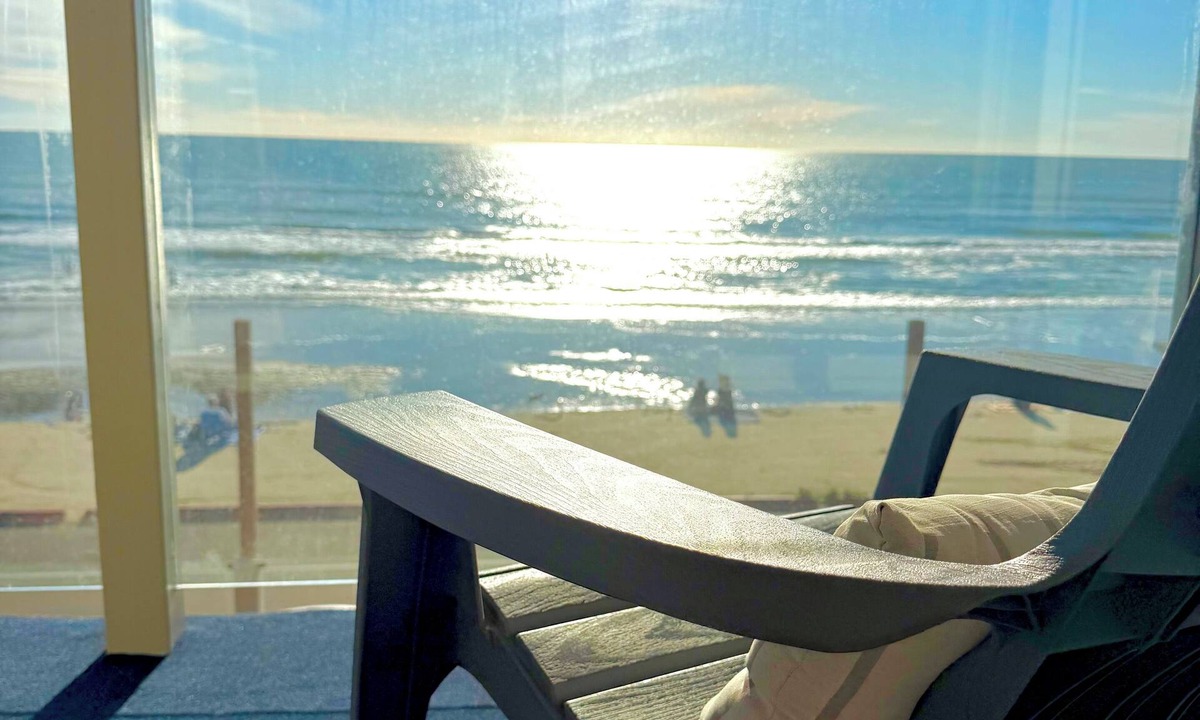 Townsite Condo | Beachfront Family Dream! On the strand in Oceanside - Pet friendly!