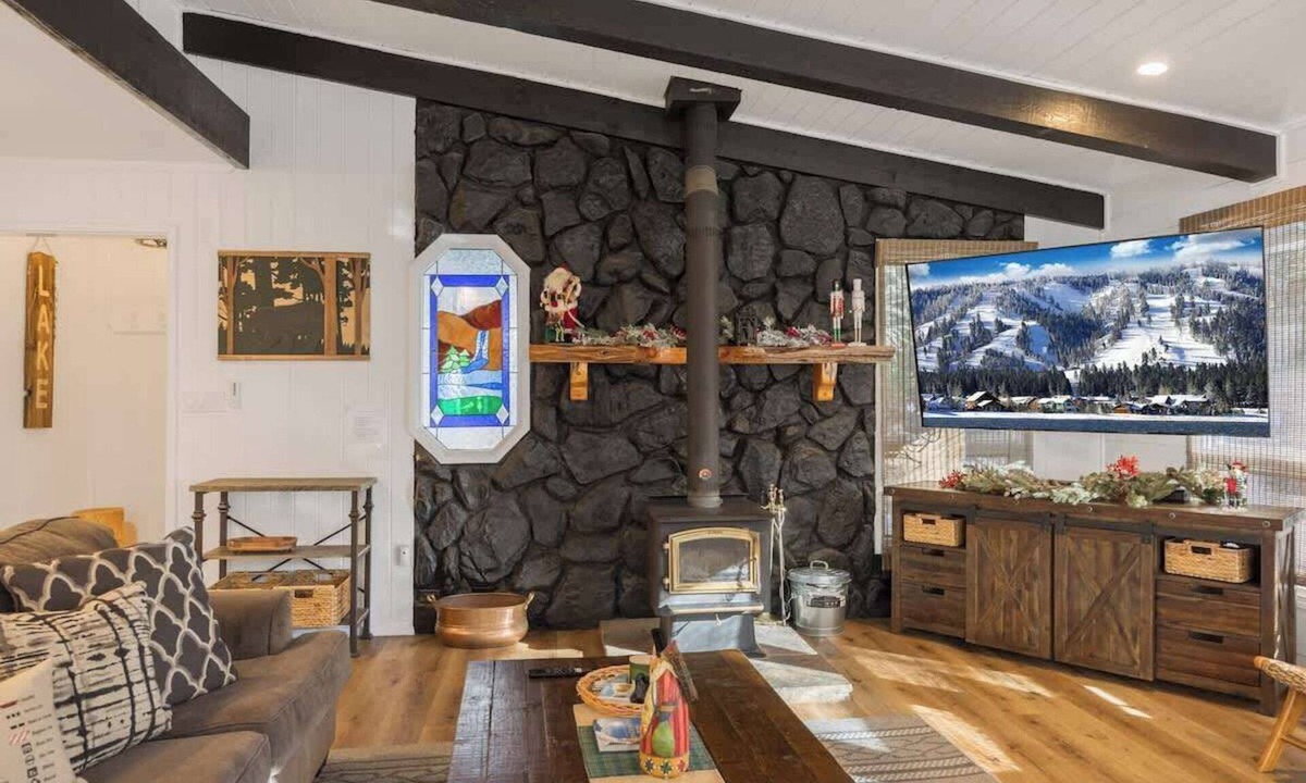 Fox Farm House | Bear Necessities. New. Modern. Spa. Perfect. Pet Friendly.