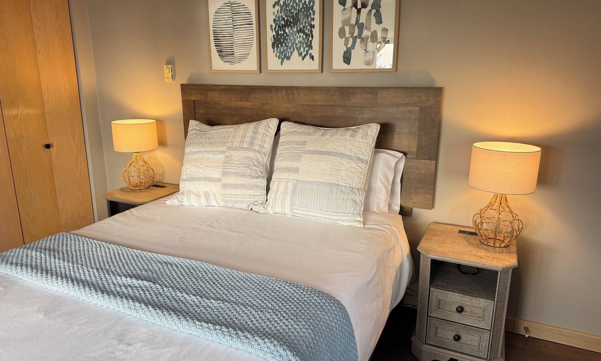 Friday Harbor Cabin | Beautiful 1-bedroom cabin overlooking Haro Strait with views of Victoria, BC