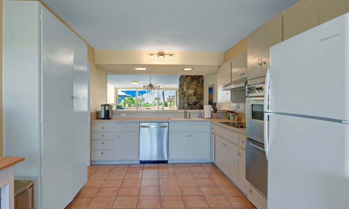 Old Las Palmas Condo | Beautiful Condo in Villa De Las Palmas Community, close to Downtown Restaurants