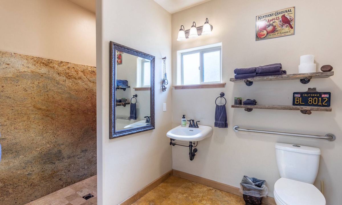 Old Station Cabin | Beautiful retreat on Hat Creek, Fire Pits ,Fishing, 15 min to Lassen park