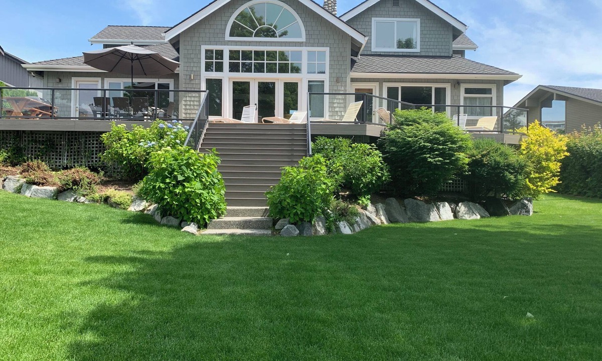 Wapato Point House | Beautiful waterfront on Wapato Point