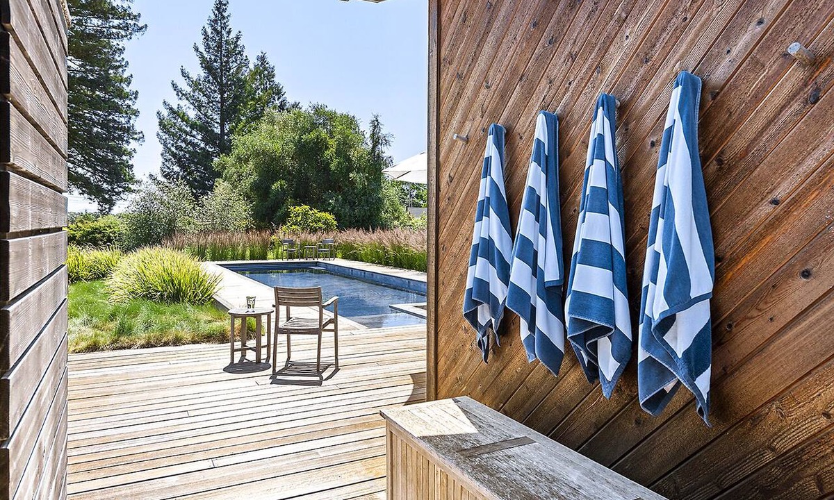 Freestone House | Beautifully Appointed MCM Home in Wine Country Heated Pool, Hot Tub, Gas Firepit