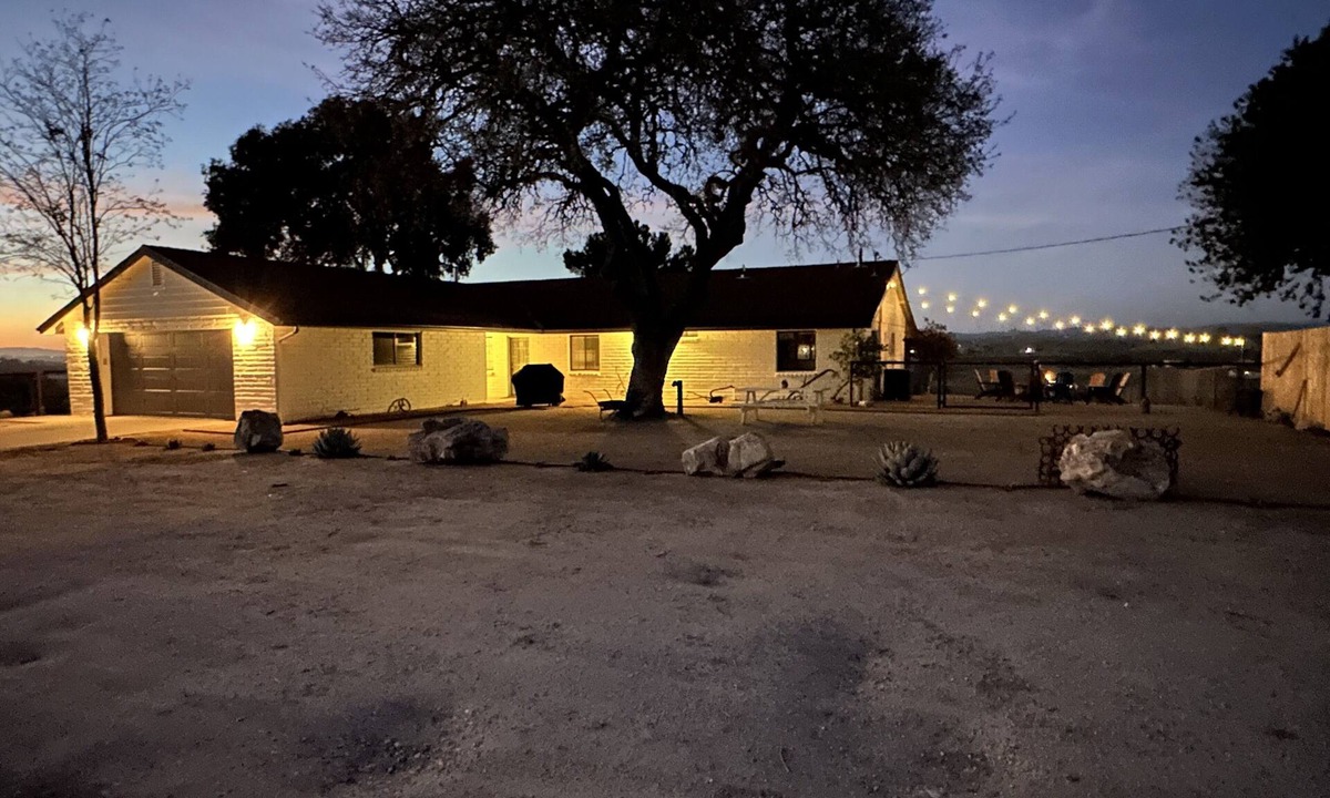 Paso Robles House | Bella Vista Farmhouse - Wine Country Views - Fire Pit - Starry Nights