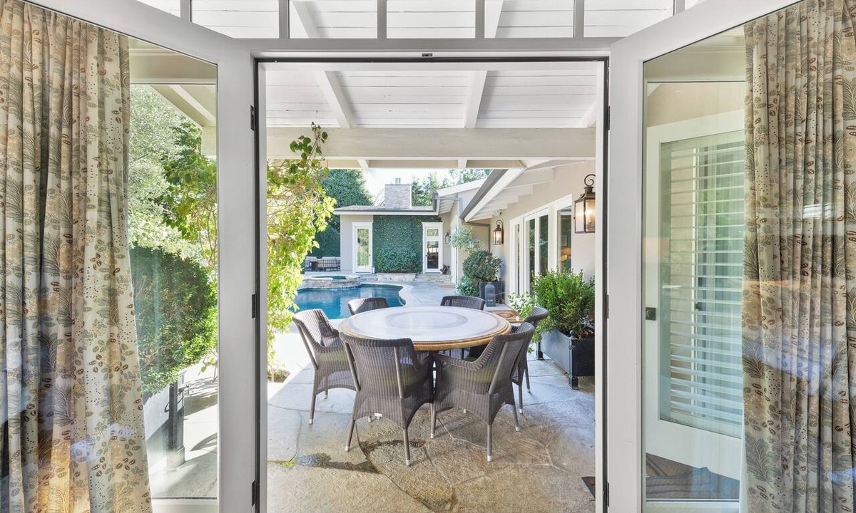 Beverly Glen House | Beverly Hills Luxury Private Suite.by Top Interior Designer. 5 Star reviews