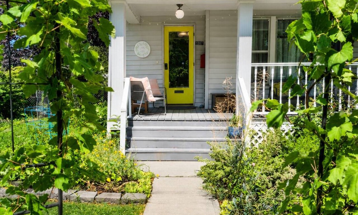 Logan Apartment | Billiken Inn, Private Loft 2nd floor Loft in 2 Story Victorian