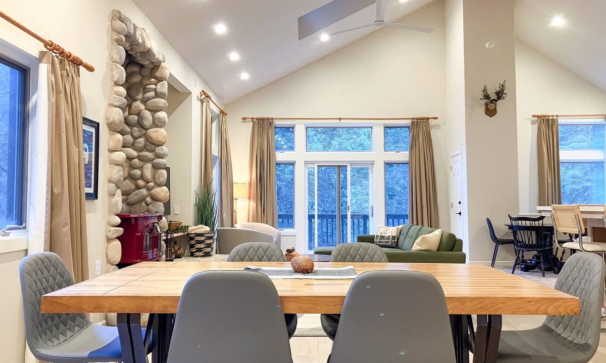 Sugar Pine Cabin | Boom Chalet Yosemite | Private Creekside Retreat
