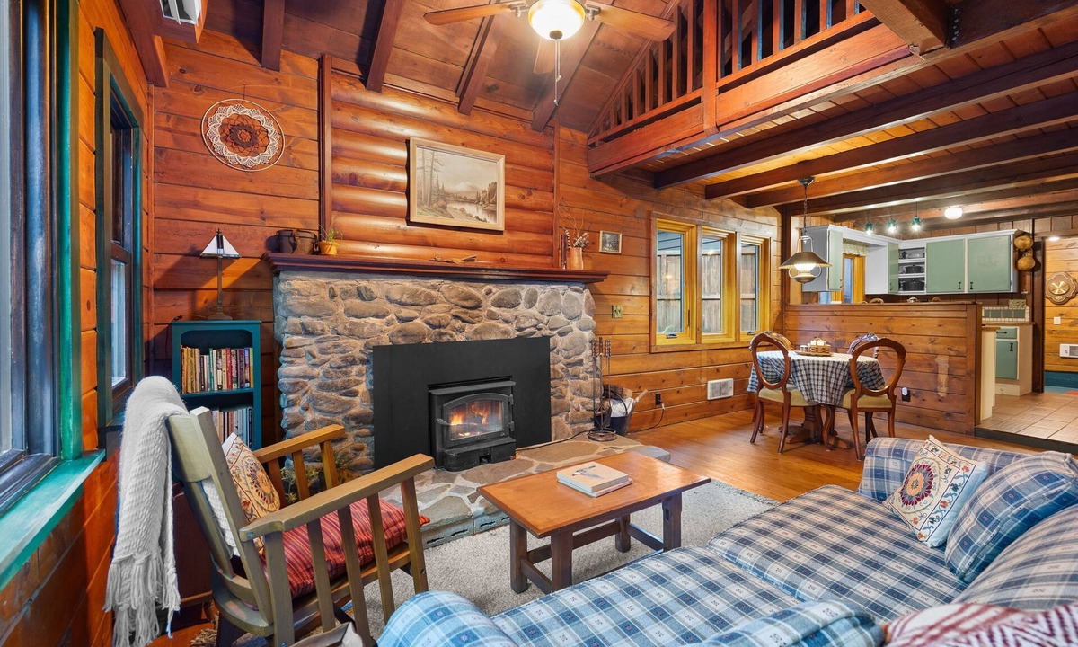 Brightwood Cabin | Boulder Creek Cabin: A historic, cozy log cabin escape by the stream.