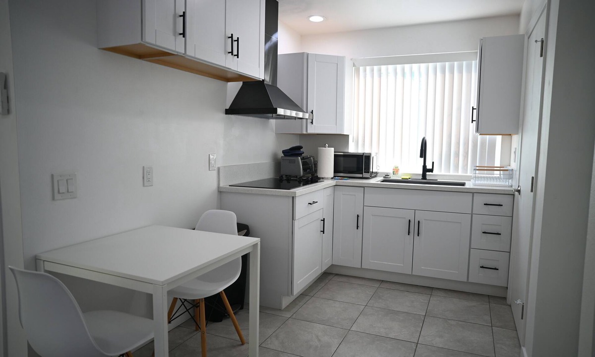 El Segundo House | Bright 2BR Home w/Closets & In-Unit Washer/Dryer in El Segundo