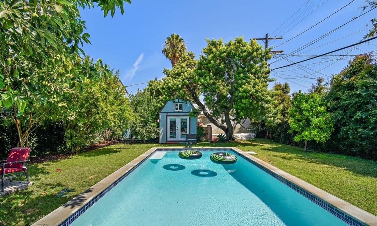 Los Angeles Apartment | Bright Central LA Studio w/Pool Ideal for 30+ Day Stays